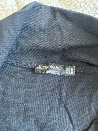 Top manga larga negro con escote