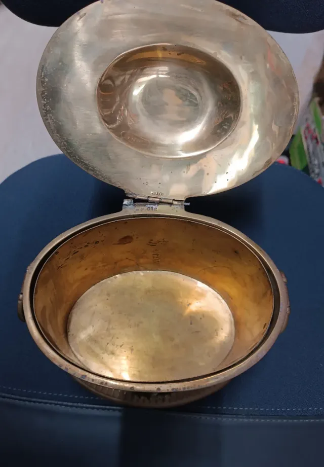 Antigua lata de latón con tapa