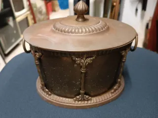 Antigua lata de latón con tapa