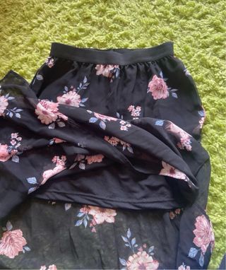 Gonna lunga nera con fiori rosa