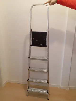 Escalera de aluminio 5 peldaños. Muy resistente