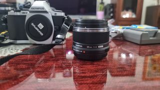 Cámara Olympus OM-D E-M5 + 2 objetivos + Empuñadur