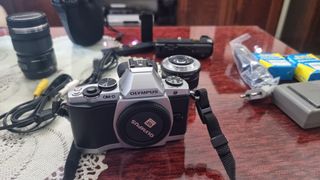 Cámara Olympus OM-D E-M5 + 2 objetivos + Empuñadur