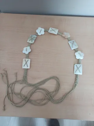 Cinturón nacar y nudos.