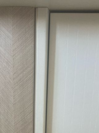 Recibidor con espejo blanco y beige