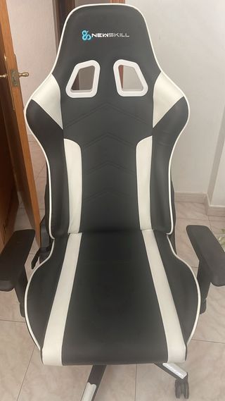 Silla Gaming NewSkill Negra y Blanca