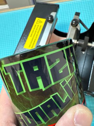 Plancha para sublimacion de tazas personalizadas.