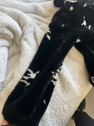 Chaqueta pelo negra y blanca