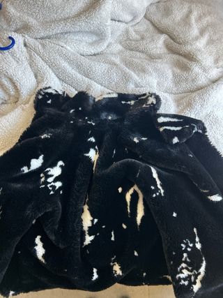 Chaqueta pelo negra y blanca
