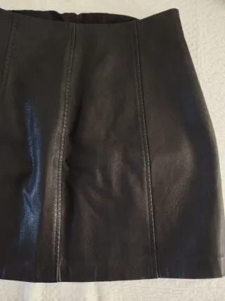 Mini falda efecto piel negra