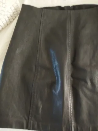 Mini falda efecto piel negra