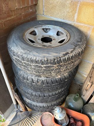 Llanta y Neumático 215/80R15 M+S Toyota 4Runner