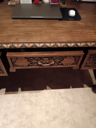 Escritorio de madera tallada