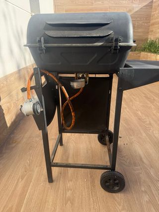 Barbacoa de gas negra y plateada