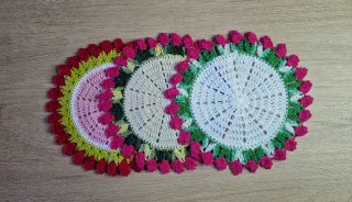 Tappeti con bordo a tulipano in crochet su ordinazione per eventi