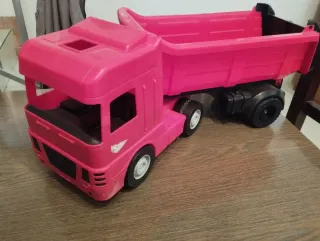 Camión de juguete rojo