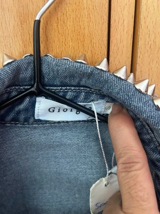 Vestido vaquero con tachuelas