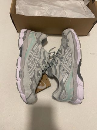 Asics NYC Gris y Turquesa