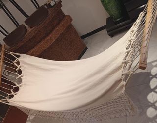 Hamaca de tela con flecos y madera
