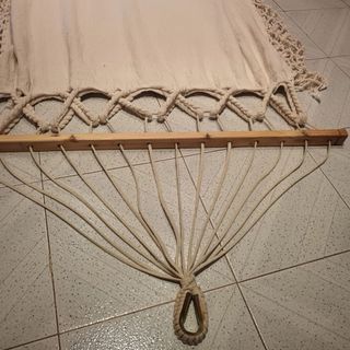 Hamaca de tela con flecos y madera