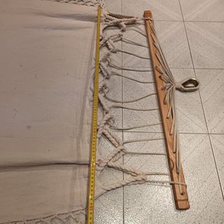 Hamaca de tela con flecos y madera