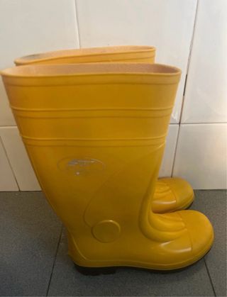 Botas de agua amarillas