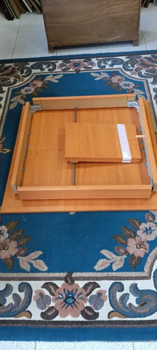 Mesa de comedor con 4 sillas de madera