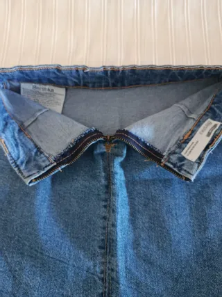 Falda vaquera corta con abertura de niña.