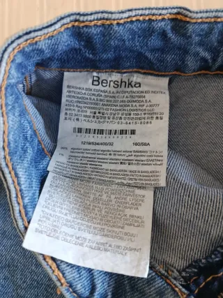 Falda vaquera corta con abertura de niña.