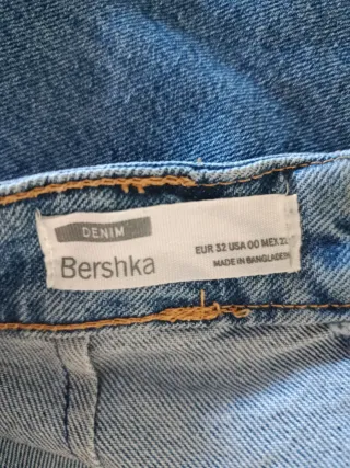 Falda vaquera corta con abertura de niña.