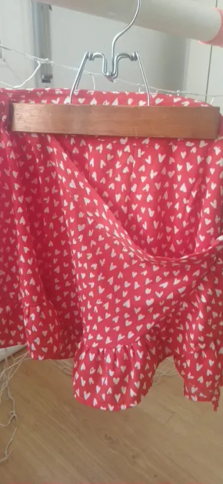 Falda roja con corazones
