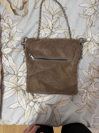 Bolso marrón de ante con cadena
