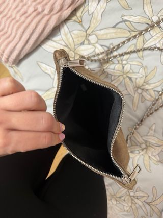 Bolso marrón de ante con cadena
