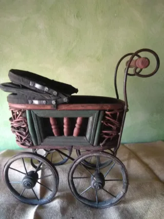 Cochecito de juguete antiguo
