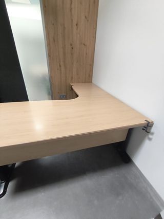 2 escritorios, uno con hueco PC