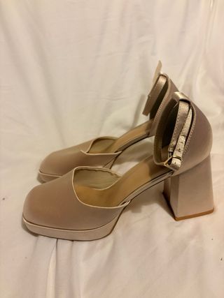 Zapatos de tacón beige de plataforma