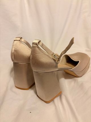 Zapatos de tacón beige de plataforma