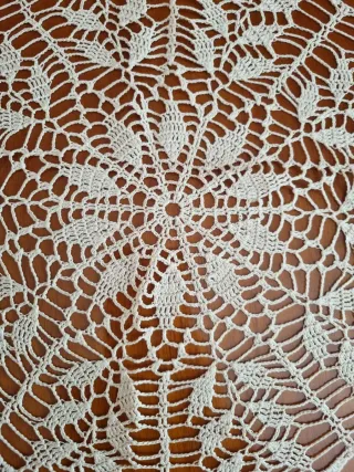 Centrino ricamato a mano