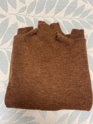 Jersey marrón cuello alto