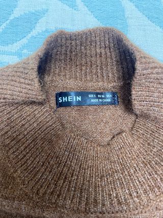 Jersey marrón cuello alto