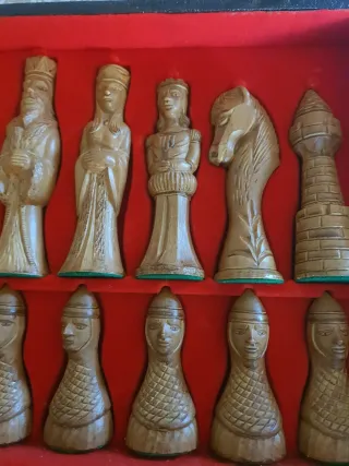 Scacchi in legno intagliato a mano