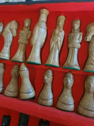 Scacchi in legno intagliato a mano