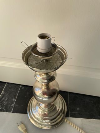 Lámpara de mesa plateada