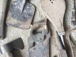 Lote herramientas antiguas: clavos, cerrojos y más