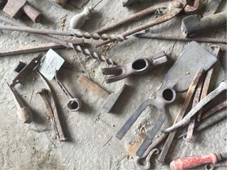 Lote herramientas antiguas: clavos, cerrojos y más