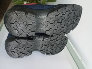 Botas Quechua niño talla 28-29, sin estrenar.