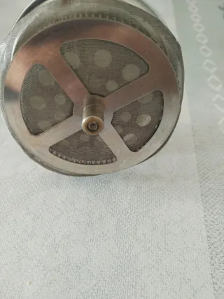 Cafetera de émbolo de cristal y metal