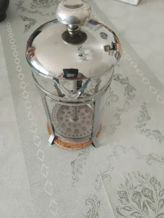 Cafetera de émbolo de cristal y metal