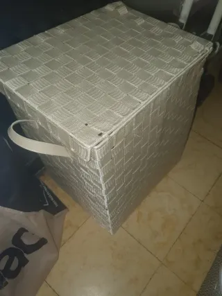 Caja de almacenaje beige y gris