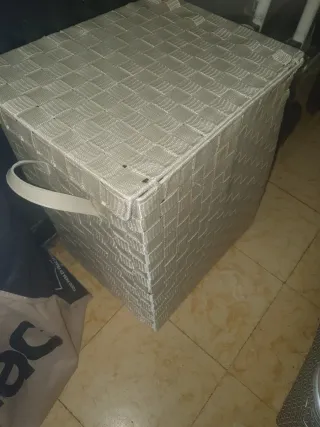 Caja de almacenaje beige y gris